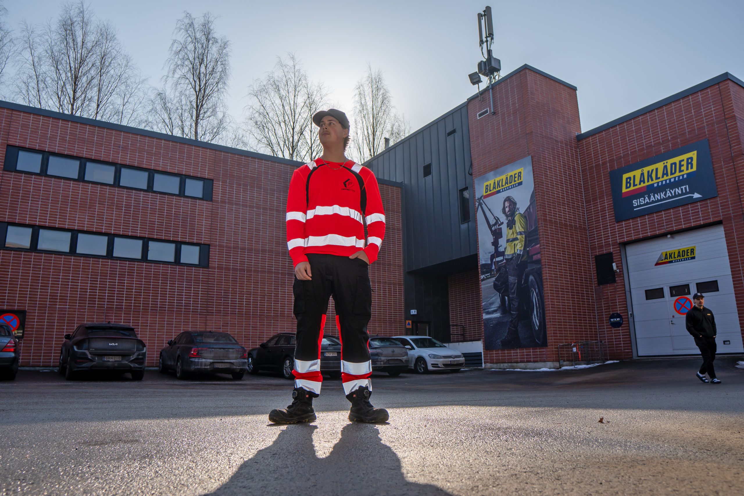 Työvaatteiden pitää olla mieluisat, ja niinpä astelimme porukalla myymälään