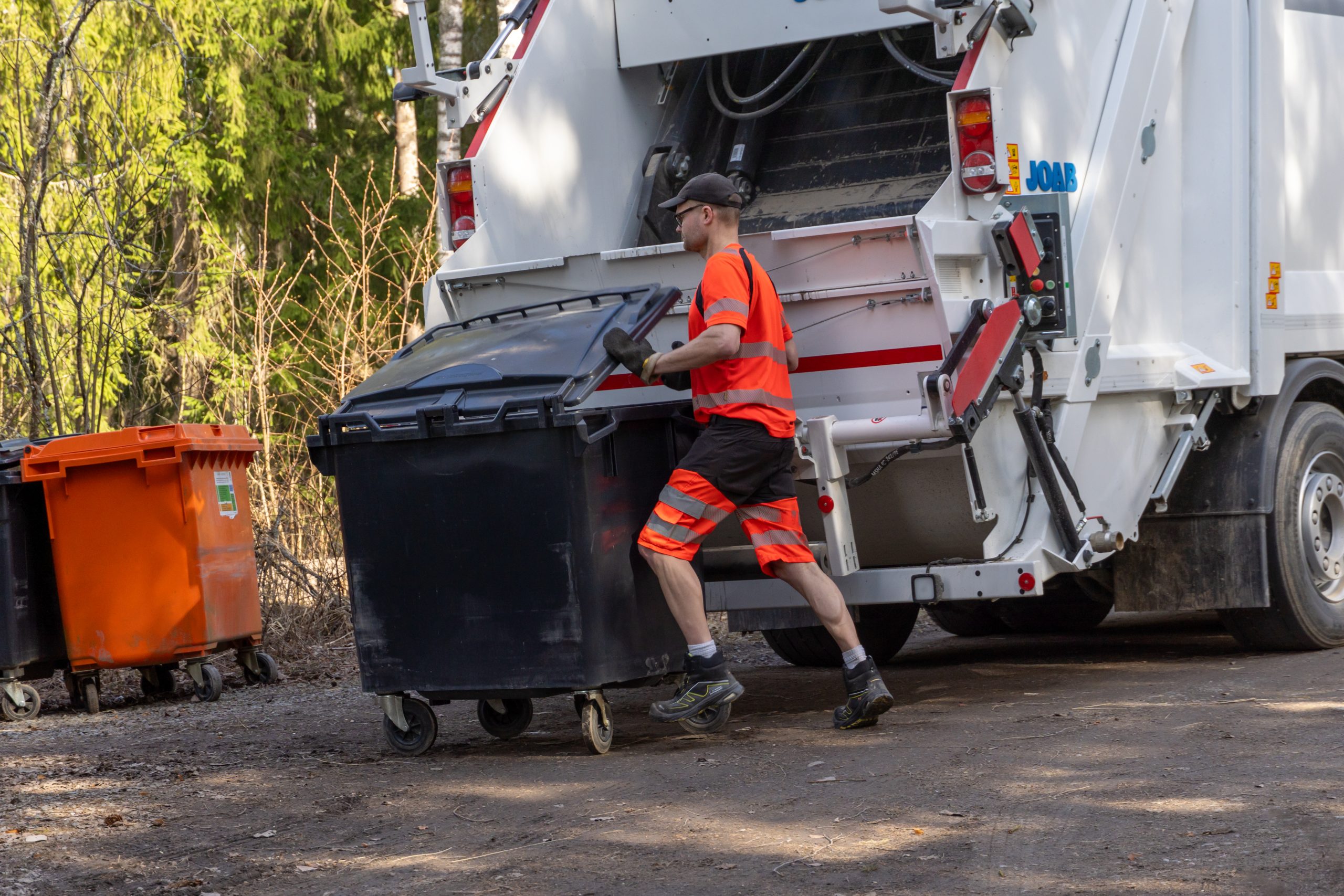 Lähtö 16,56 €/h ja piiskarahat päälle – kaikki roskakuskin palkasta
